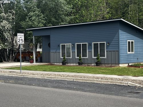 810 Se 1st St, Winlock, WA, 98596-9442 | Card Image
