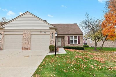 4138 Hunters Circle E, Condo with 2 bedrooms, 1 bathrooms and null parking in Canton Twp MI | Image 1