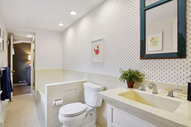 Jack and Jill full bathroom between the two bedrooms. | Image 20