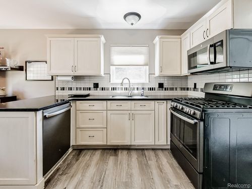 2517 Pine Dr, Wixom, MI, 48393-4537 | Card Image