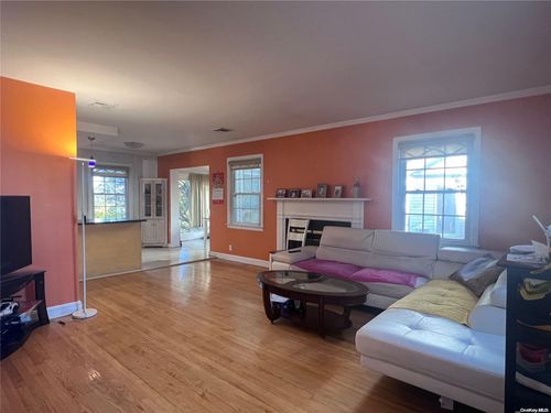 27 Bayview Ct, Manhasset, NY, 11030-2202 | Card Image