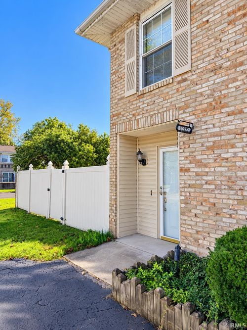 10222 Bourbon St, Newburgh, IN, 47630-9257 | Card Image