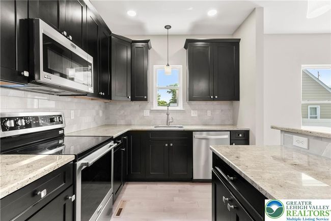 721 7 Th St, House other with 3 bedrooms, 3 bathrooms and null parking in Whitehall PA | Image 19