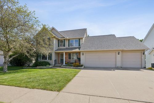 211 Dolan Dr, Blue Grass, IA, 52726-9615 | Card Image