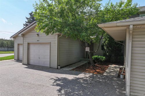 20-4885 Oak Hill Dr, Waterford, MI, 48329-1748 | Card Image