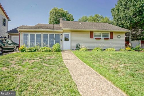 8 Rose Ave, MAPLE SHADE, NJ, 08052-3318 | Card Image