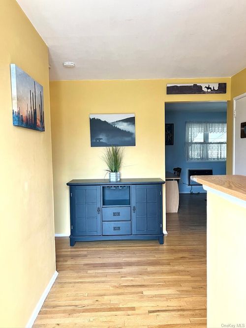 17 Windsor St, Islip, NY, 11751-1607 | Card Image