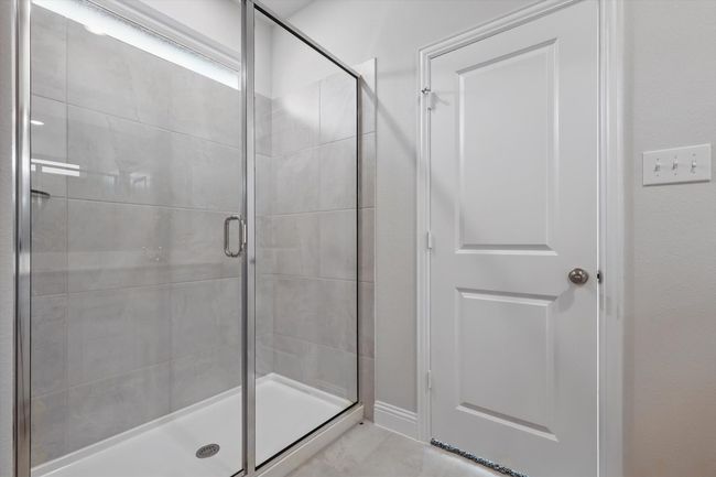 Big Shower with a shower stall | Image 12