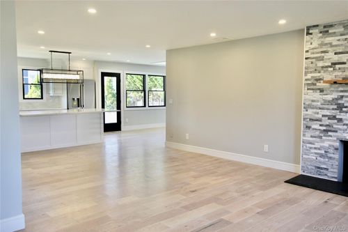 188 Sequams Lane Ctr, West Islip, NY, 11795-4530 | Card Image