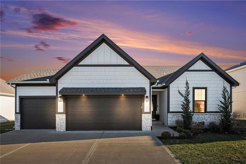 700 Colonial Dr, Blue Springs, MO, 64014-5585 | Card Image