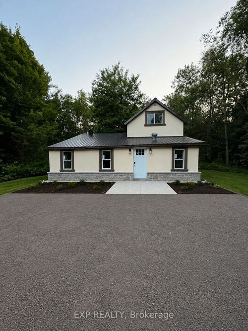 137 Old Rd North, Huntsville, ON, P1H2J4 | Card Image