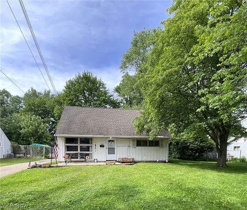 4130 Woodmere Dr, Austintown, OH, 44515-3517 | Card Image