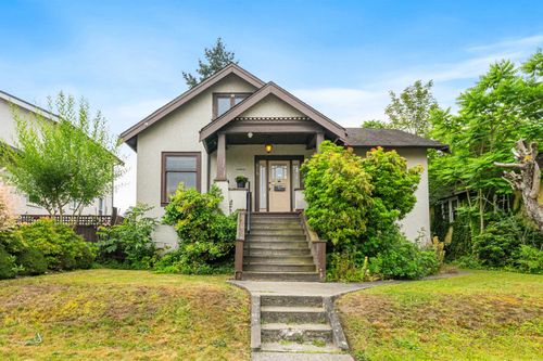 818 London St, New Westminster, BC, V3M3B6 | Card Image