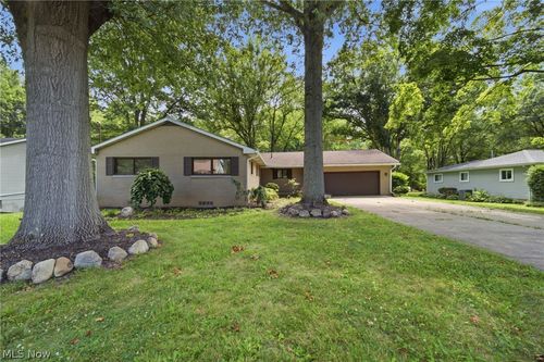 1097 Oak Tree Rd, Akron, OH, 44320-1429 | Card Image