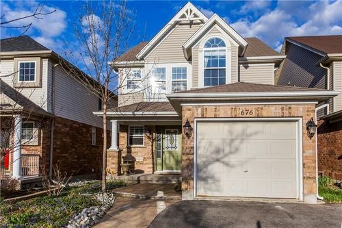 676 Bonavista Dr, Waterloo, ON, N2K4E9 | Card Image