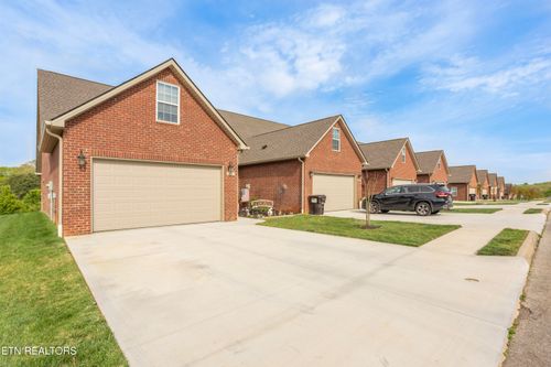 986 Meadow Walk Ln, Lenoir City, TN, 37772-6286 | Card Image