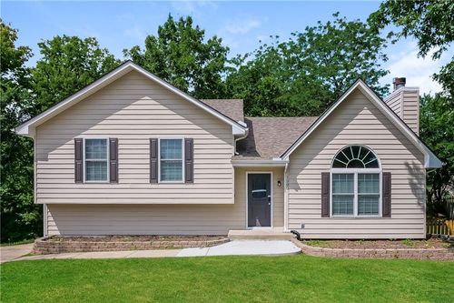 1500 Ne Whitestone Dr, Lee's Summit, MO, 64086-5981 | Card Image