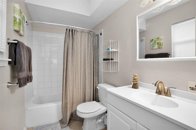 Apt B main bath | Image 38