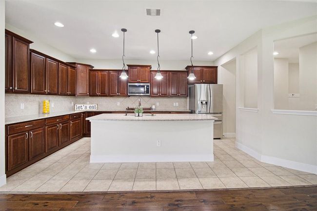 There is a planning office just to the right of the kitchen next to the pantry | Image 11
