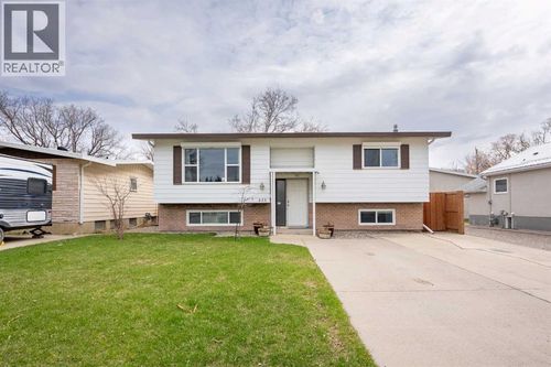235 15 St N, Lethbridge, AB, T1H2X5 | Card Image