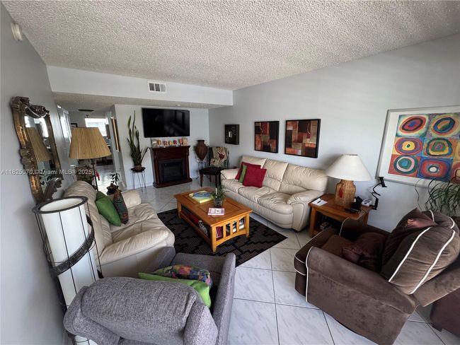 APT-201 - 950 Sw 104 Th Ct, Townhouse with 2 bedrooms, 3 bathrooms and null parking in Miami FL | Image 12