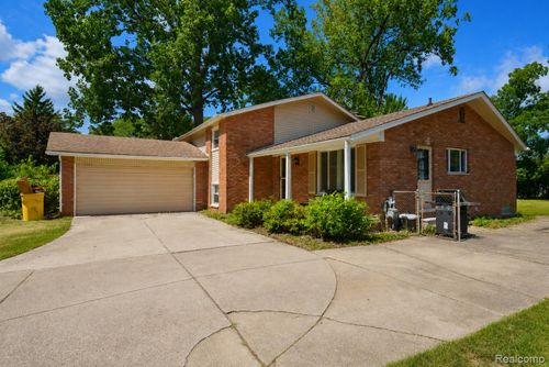 8522 Hampton Rd, Grosse Ile, MI, 48138-1384 | Card Image