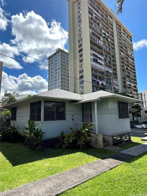 1556 Pensacola St, Honolulu, HI, 96822-3837 | Card Image