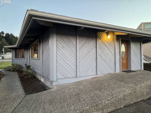 566 Greenwood Ave, Reedsport, OR, 97467-1437 | Card Image