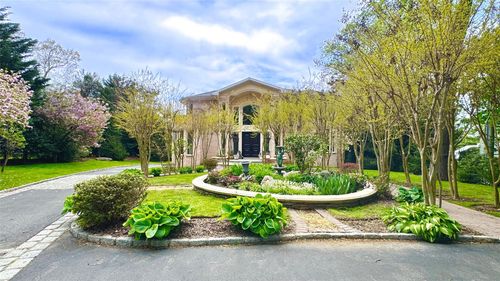 527 Manhasset Woods Rd, Manhasset, NY, 11030-1643 | Card Image
