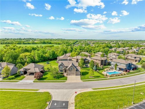 1518 Creekmoor Dr, Raymore, MO, 64083-7828 | Card Image