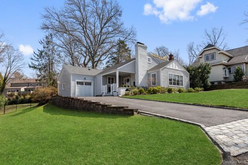 20 Hollywood Pl, Huntington, NY, 11743-4202 | Card Image