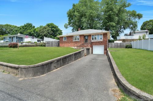 35 Wyandotte St, Selden, NY, 11784-4026 | Card Image