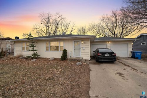 3013 S 5th Ave Avenue, Sioux Falls, SD, 57105 | Card Image