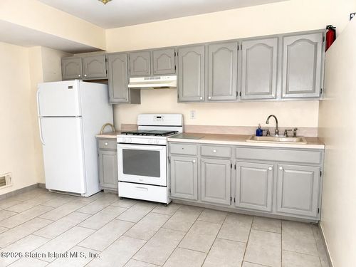 126 Mallow St, Staten Island, NY, 10309-4400 | Card Image