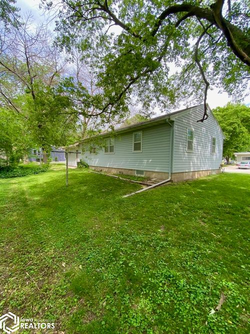 1105 8th Avenue Ct S, Clear Lake, IA, 50428-3860 | Card Image