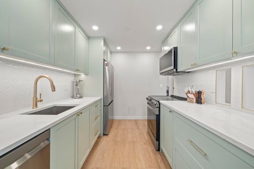 206-327 W 2nd St, North Vancouver, BC, V7M1E2 | Card Image