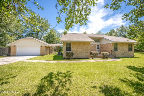 19 Davis Bayou Rd, Ocean Springs, MS, 39564-5913 | Card Image