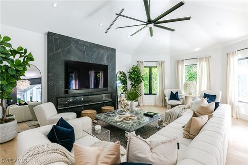 681 Katemore Ln, NAPLES, FL, 34108-7521 | Card Image