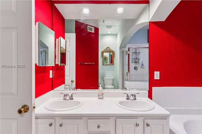 Double sinks in owner's suite | Image 44