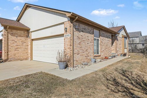 26185 Markiegrove, Chesterfield, MI, 48051-2670 | Card Image