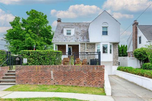 106 Dunwoodie St, Yonkers, NY, 10704-1837 | Card Image