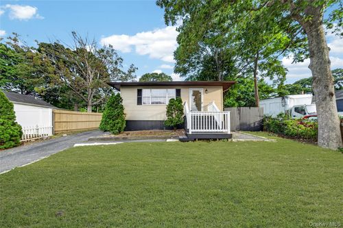 28 Roslyn Ave, Selden, NY, 11784-3255 | Card Image