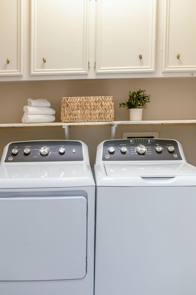 Utility room: brand-new washer & dryer | Image 22