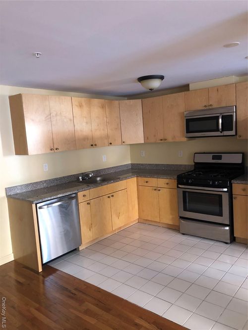 12 Brooklyn Ave, Valley Stream, NY, 11581-1288 | Card Image