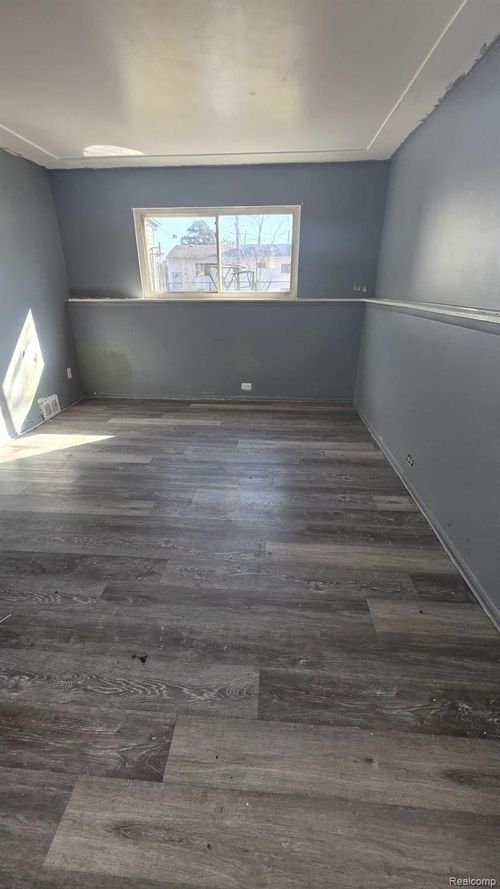 20215 Westhampton Ave, Southfield, MI, 48075-5651 | Card Image