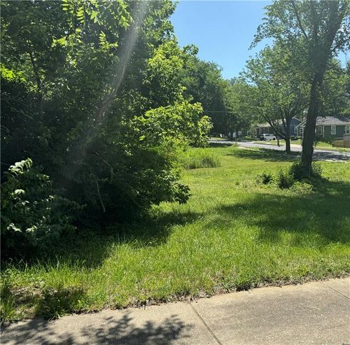 2327 Woodland Ave, Kansas City, MO, 64108-3018 | Card Image