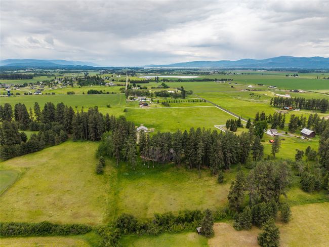 View of rural area featuring a mountain backdrop | Image 47