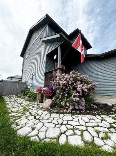 9502 91 St, House detached with 4 bedrooms, 3 bathrooms and 4 parking in Grande Prairie AB | Image 2