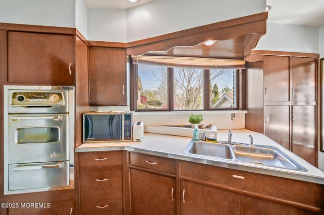 Wall oven and double sinks | Image 15