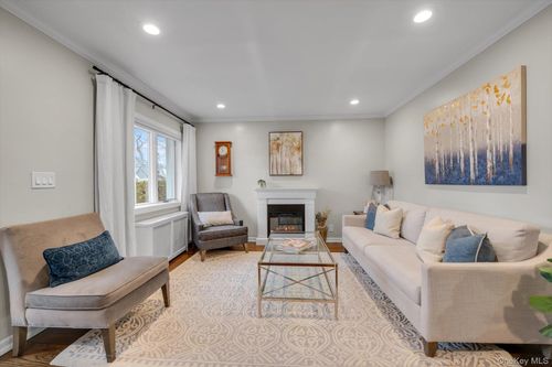 39 Corwin Ave, New Hyde Park, NY, 11040-3953 | Card Image